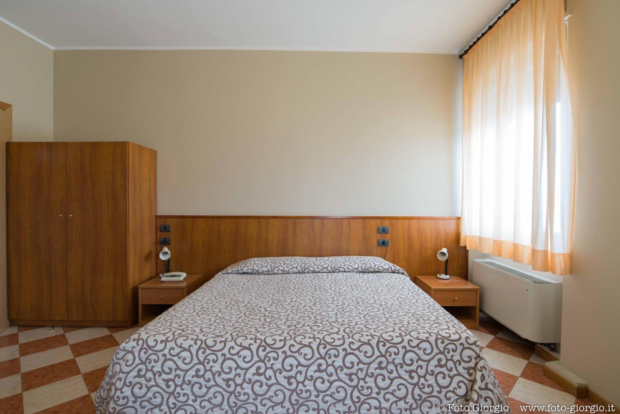 Hotel Daina Далмине Екстериор снимка