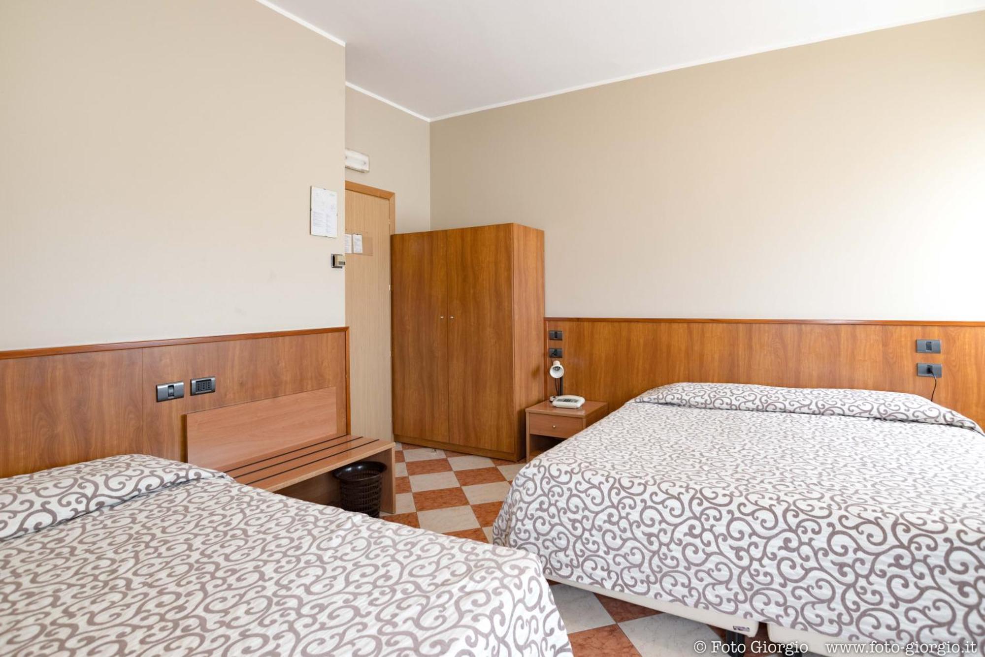Hotel Daina Далмине Екстериор снимка