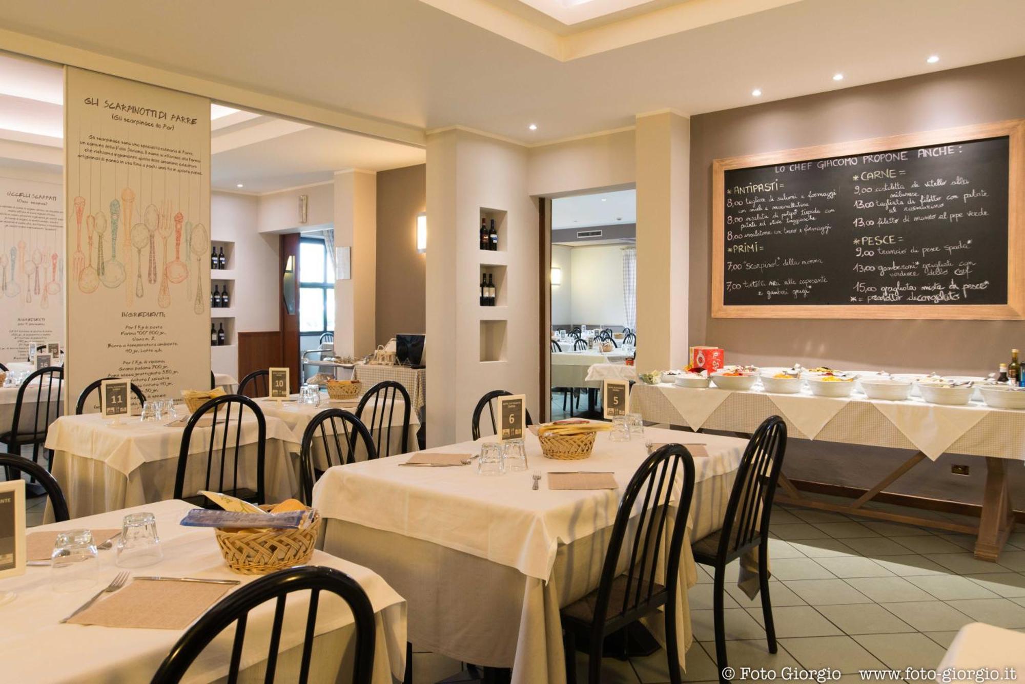 Hotel Daina Далмине Екстериор снимка
